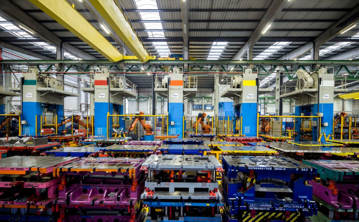 How digital tools and robotics are reshaping global manufacturing | DXC Technology Customer Stories